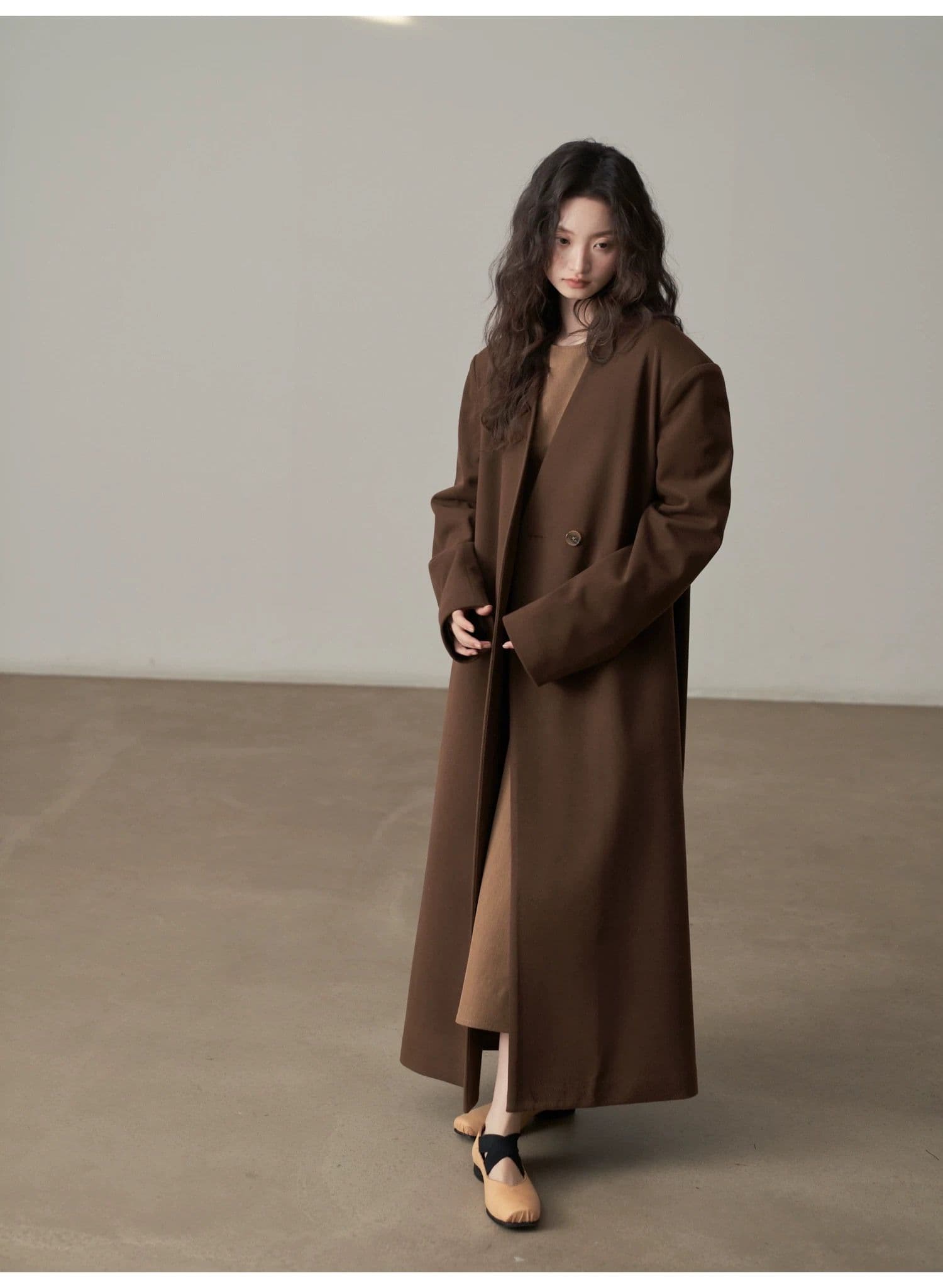 モード系ファッション【ロング丈・一粒ボタン】直線シルエットが美しいVネックミニマルコート