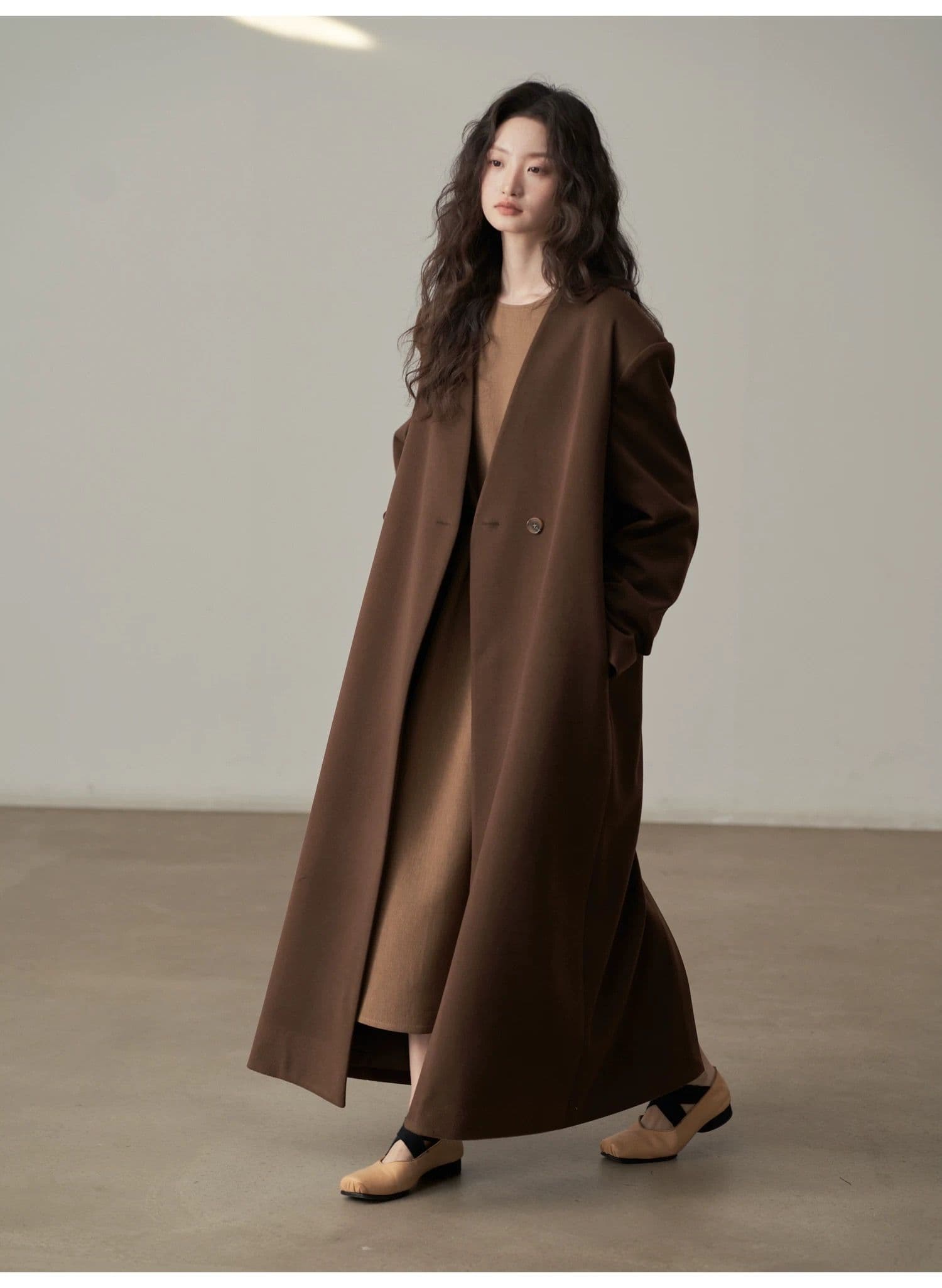 モード系ファッション【ロング丈・一粒ボタン】直線シルエットが美しいVネックミニマルコート