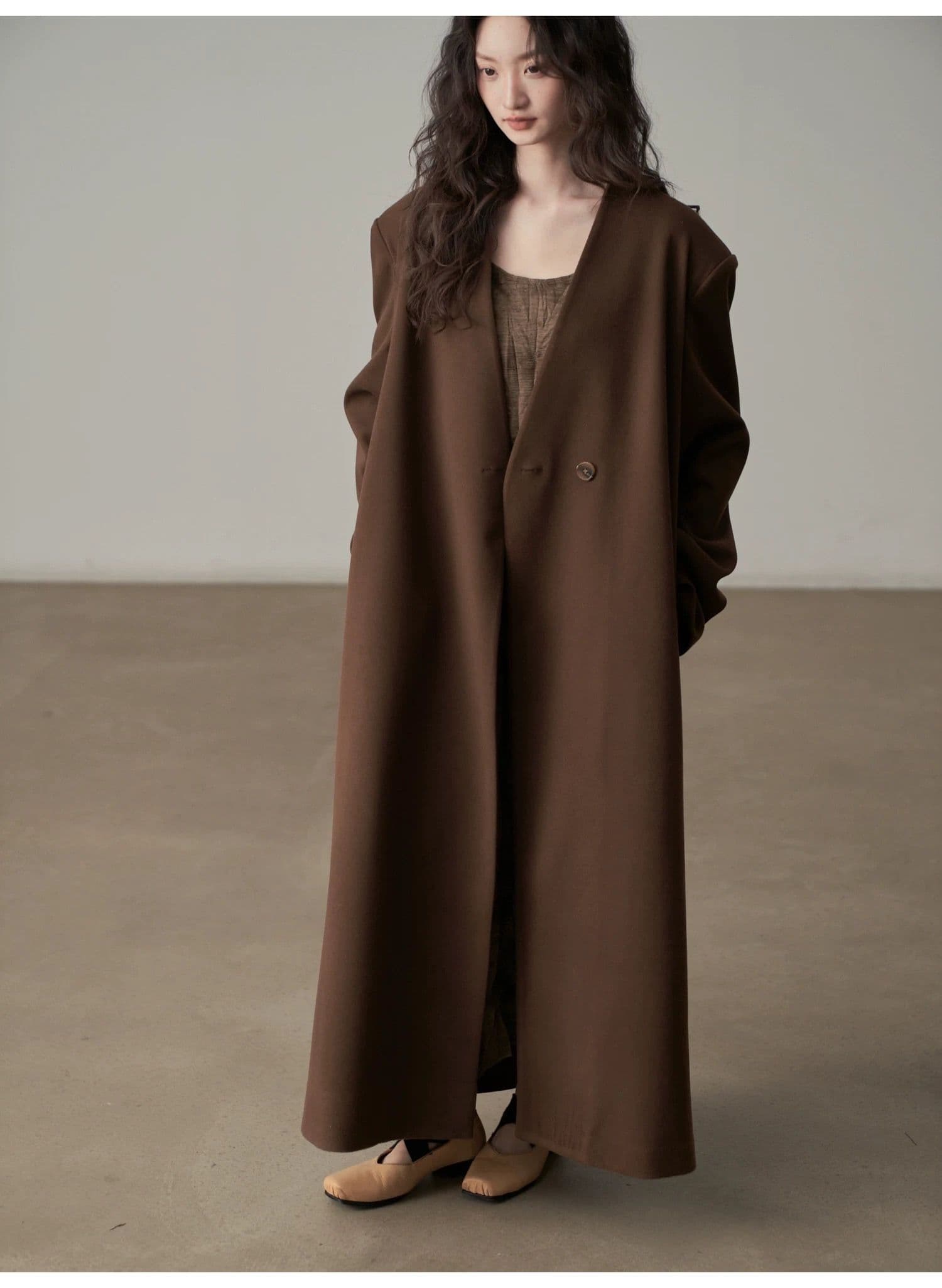 モード系ファッション【ロング丈・一粒ボタン】直線シルエットが美しいVネックミニマルコート