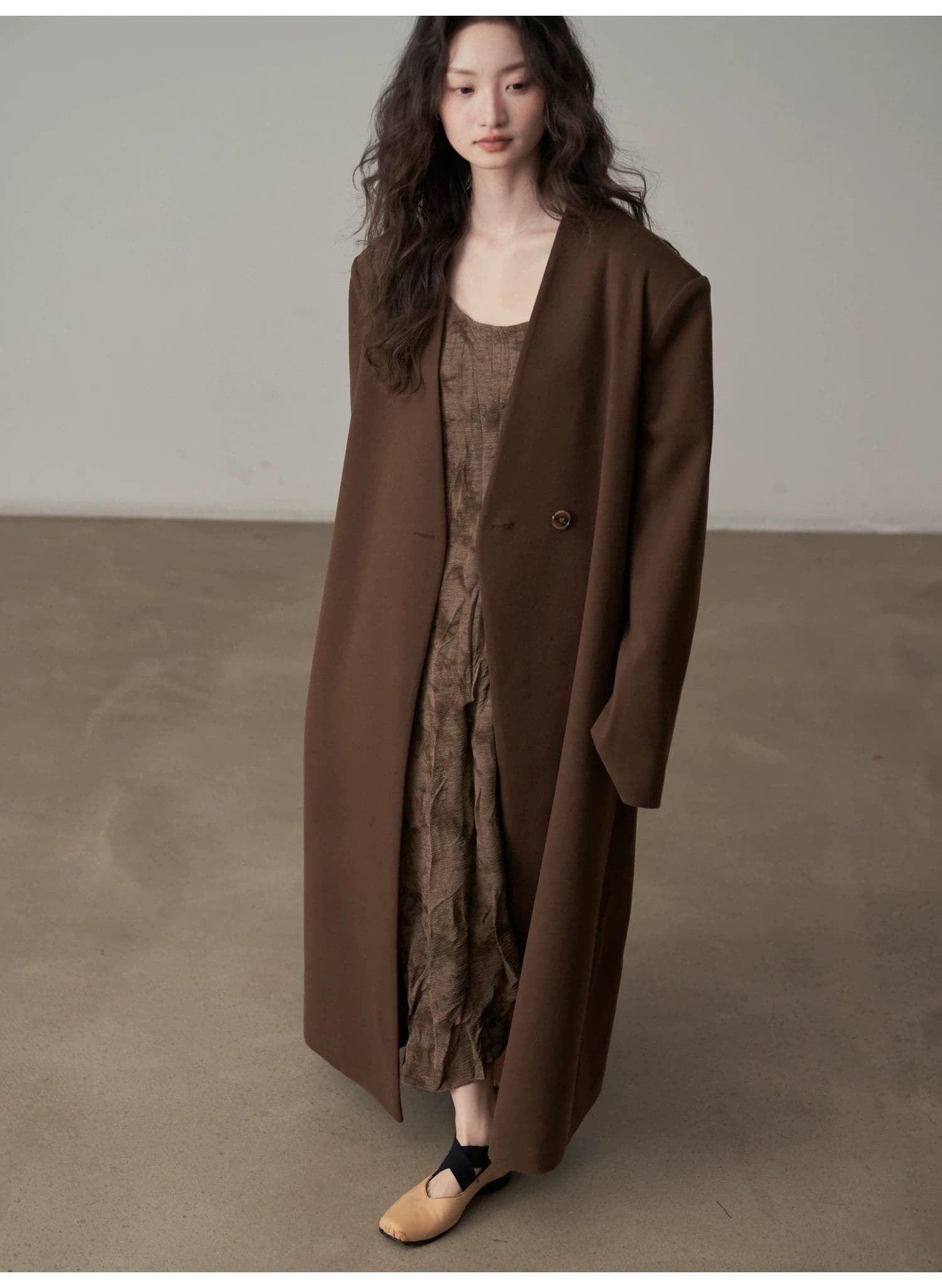 モード系ファッション【ロング丈・一粒ボタン】直線シルエットが美しいVネックミニマルコート