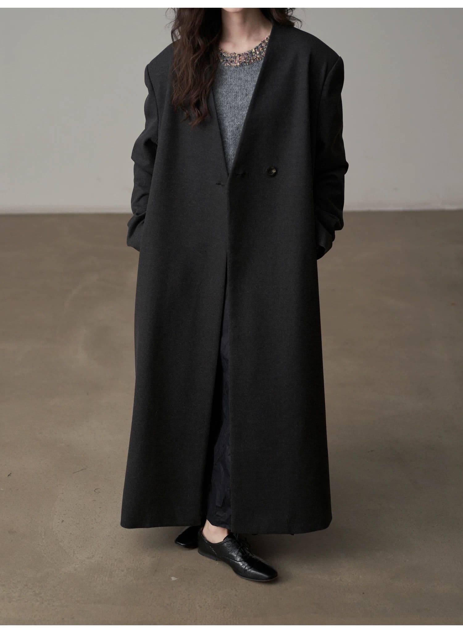 モード系ファッション【ロング丈・一粒ボタン】直線シルエットが美しいVネックミニマルコート
