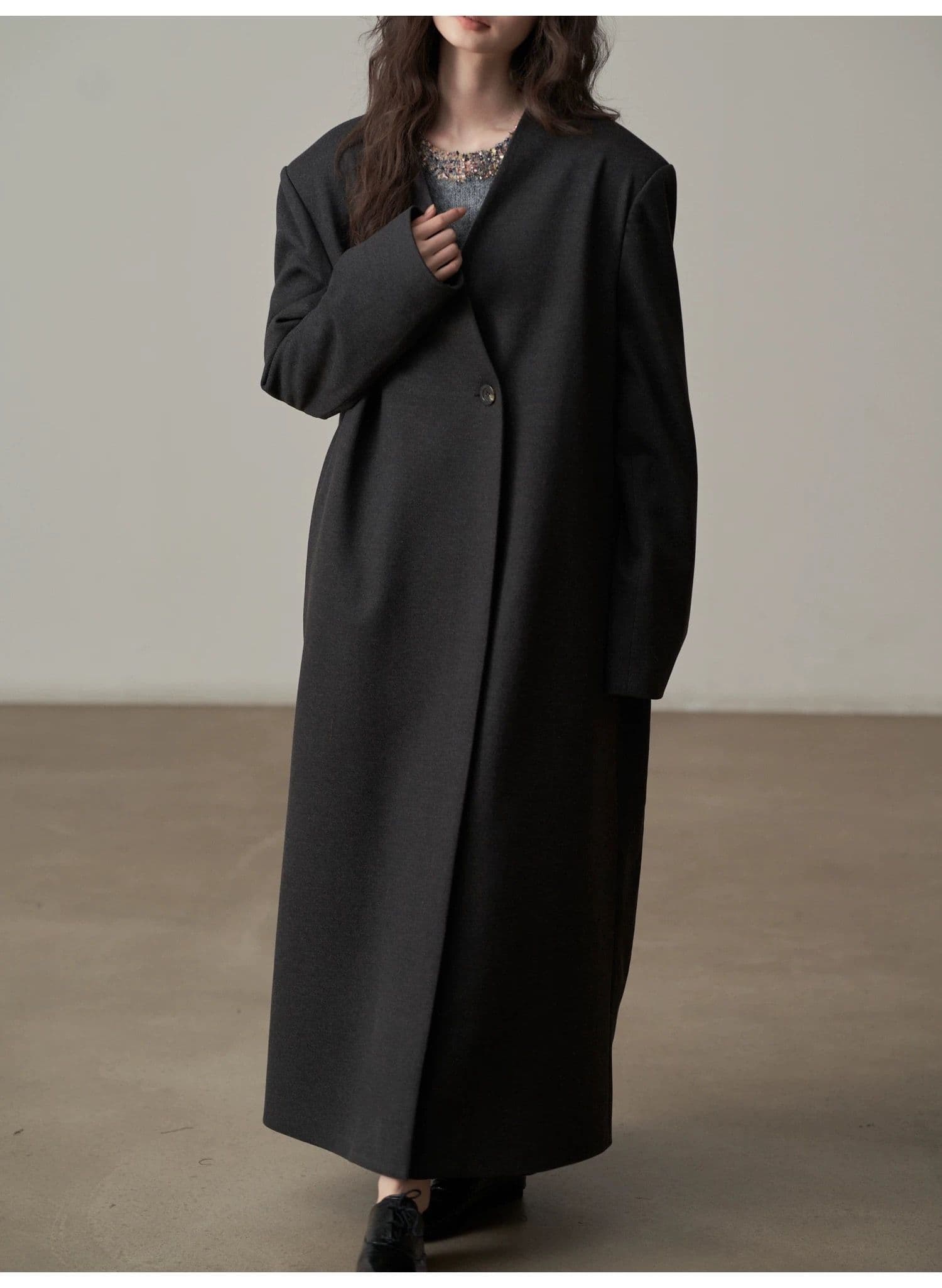 モード系ファッション【ロング丈・一粒ボタン】直線シルエットが美しいVネックミニマルコート