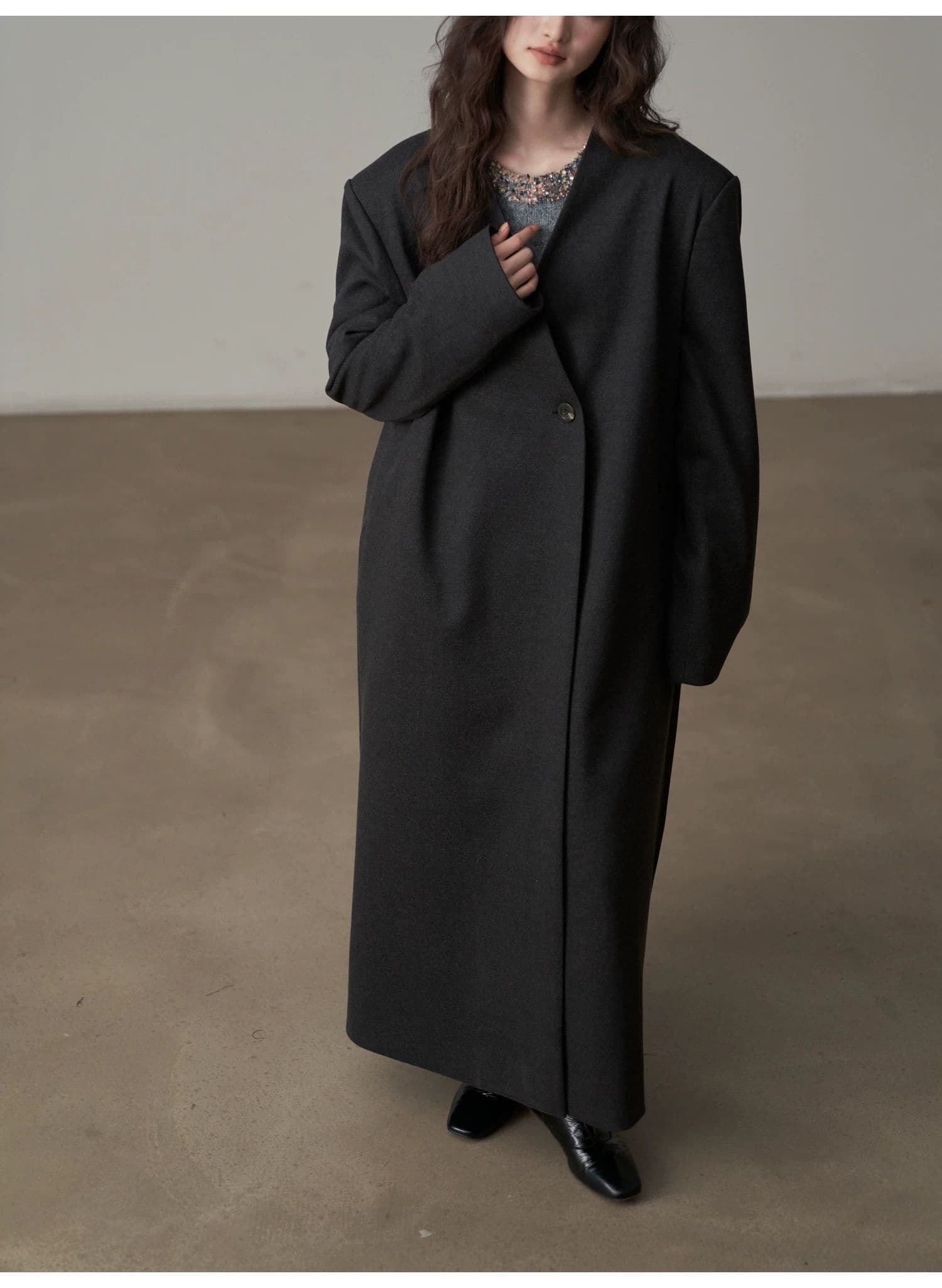 モード系ファッション【ロング丈・一粒ボタン】直線シルエットが美しいVネックミニマルコート