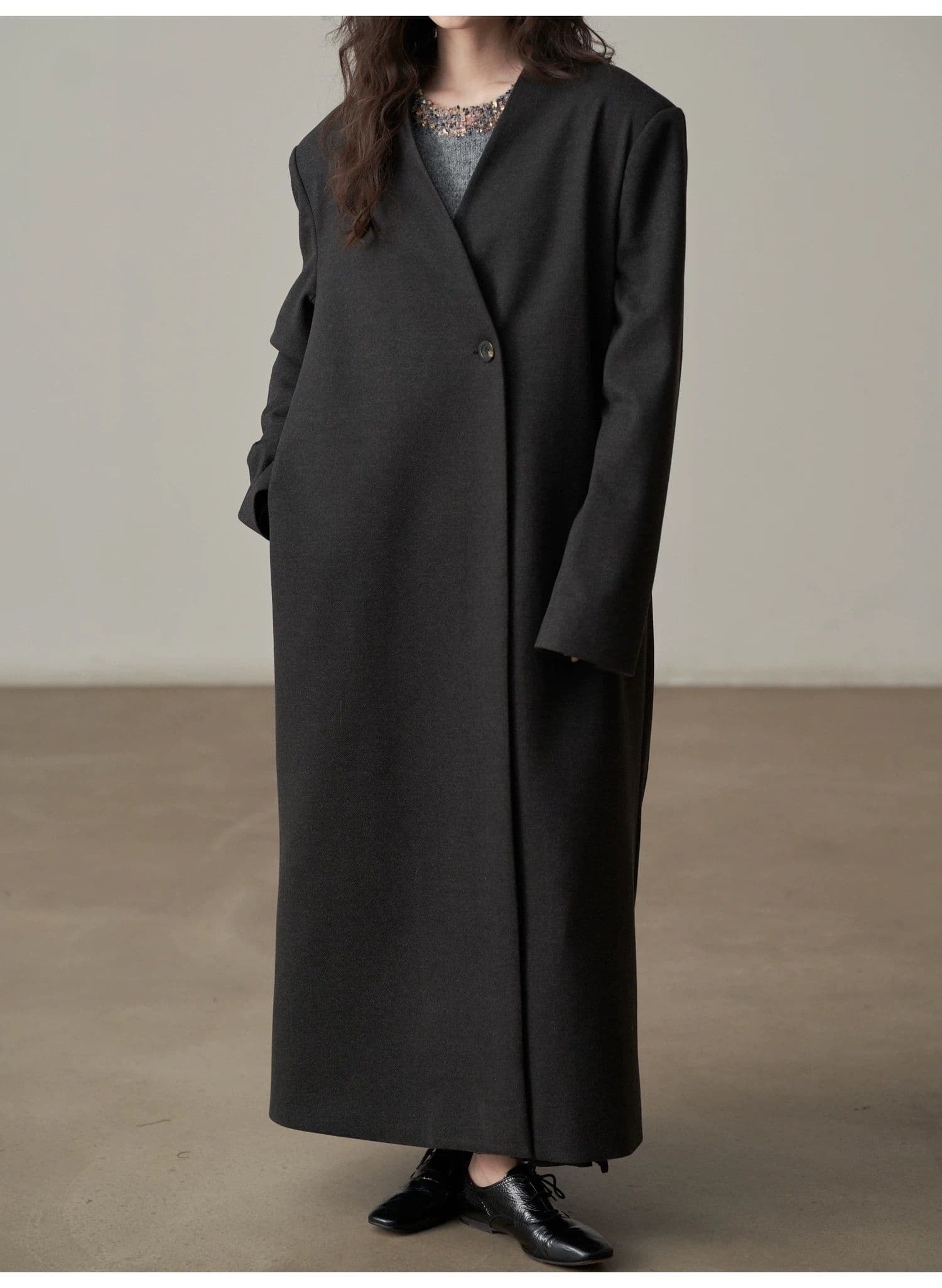 モード系ファッション【ロング丈・一粒ボタン】直線シルエットが美しいVネックミニマルコート