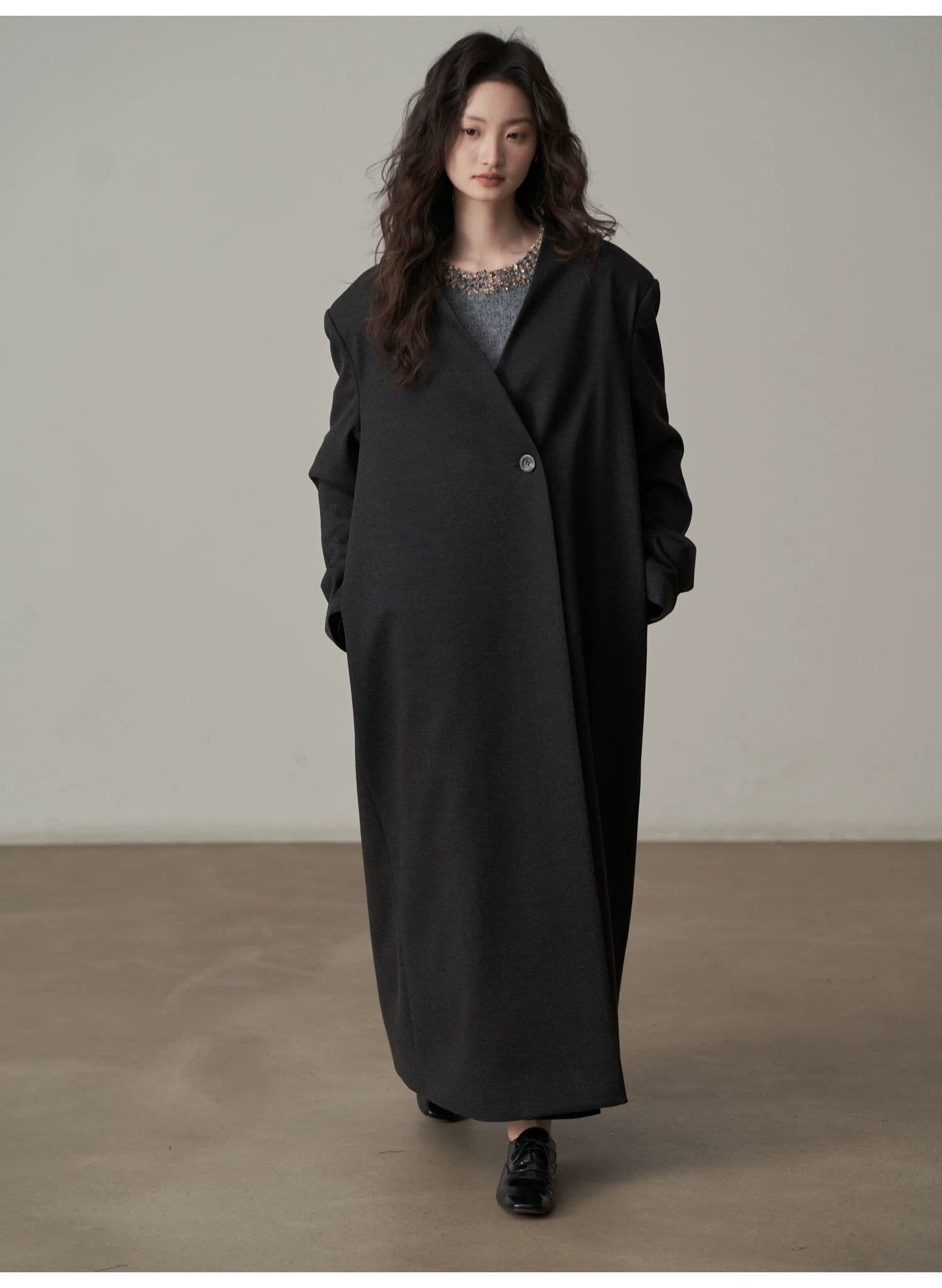 モード系ファッション【ロング丈・一粒ボタン】直線シルエットが美しいVネックミニマルコート