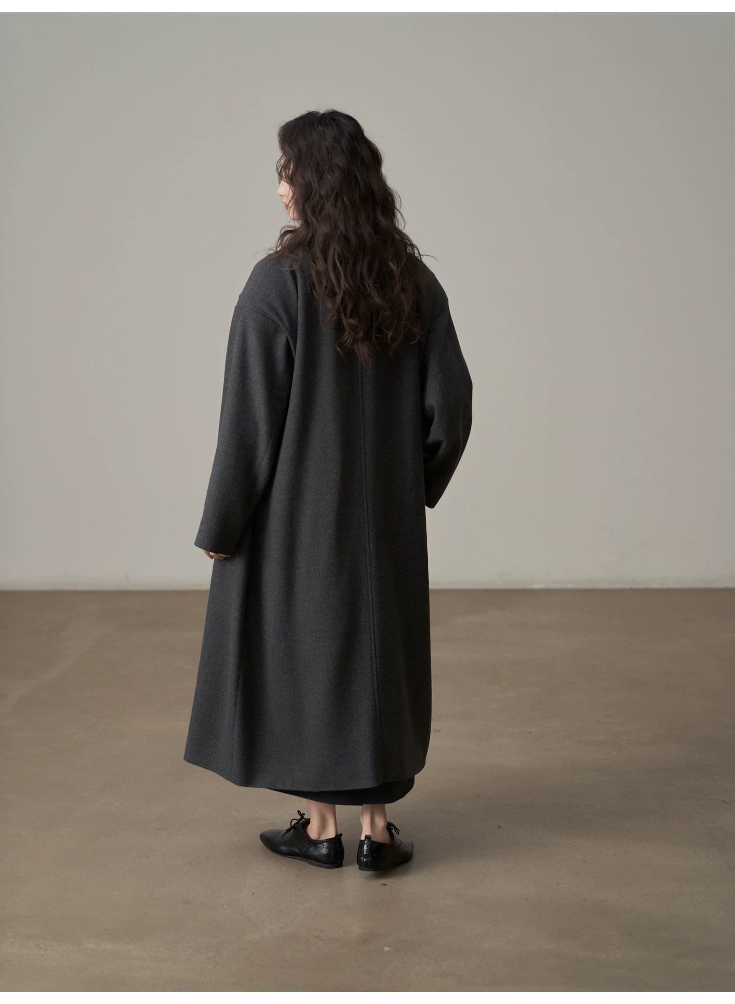 モード系ファッション 【2色展開】立体ラペルのロングウールライクコート｜深灰／キャメル