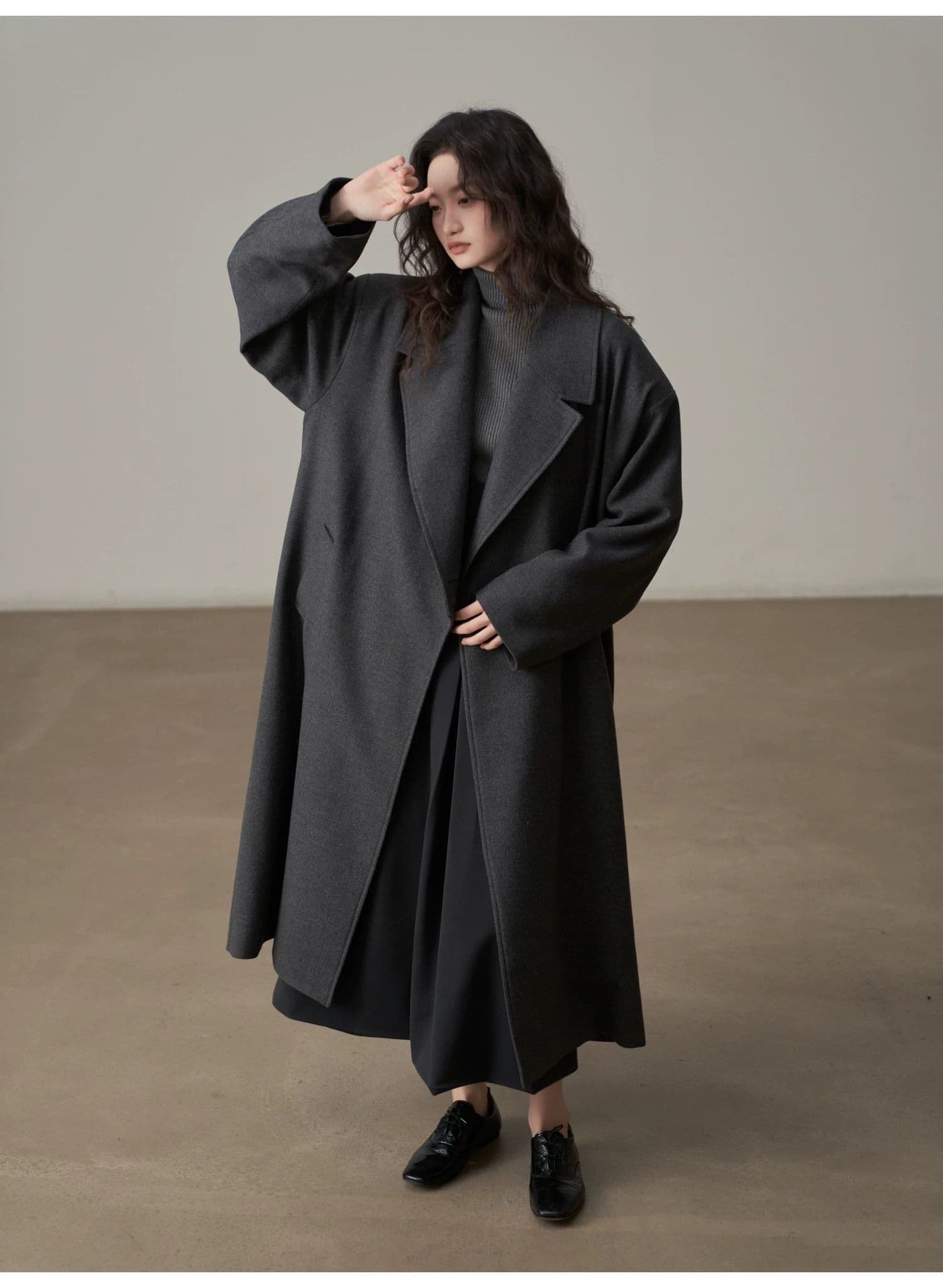 モード系ファッション 【2色展開】立体ラペルのロングウールライクコート｜深灰／キャメル