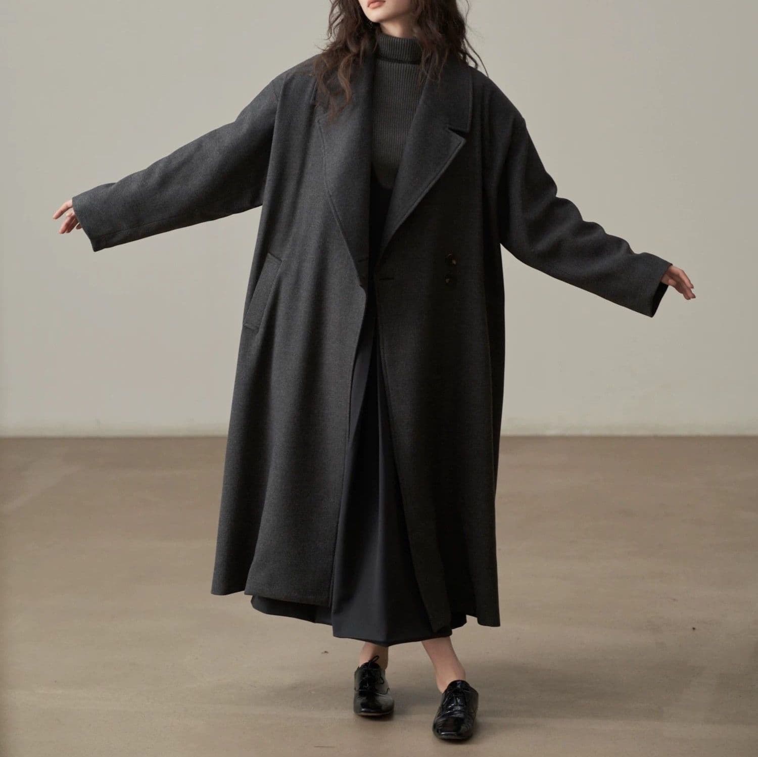 モード系ファッション 【2色展開】立体ラペルのロングウールライクコート｜深灰／キャメル