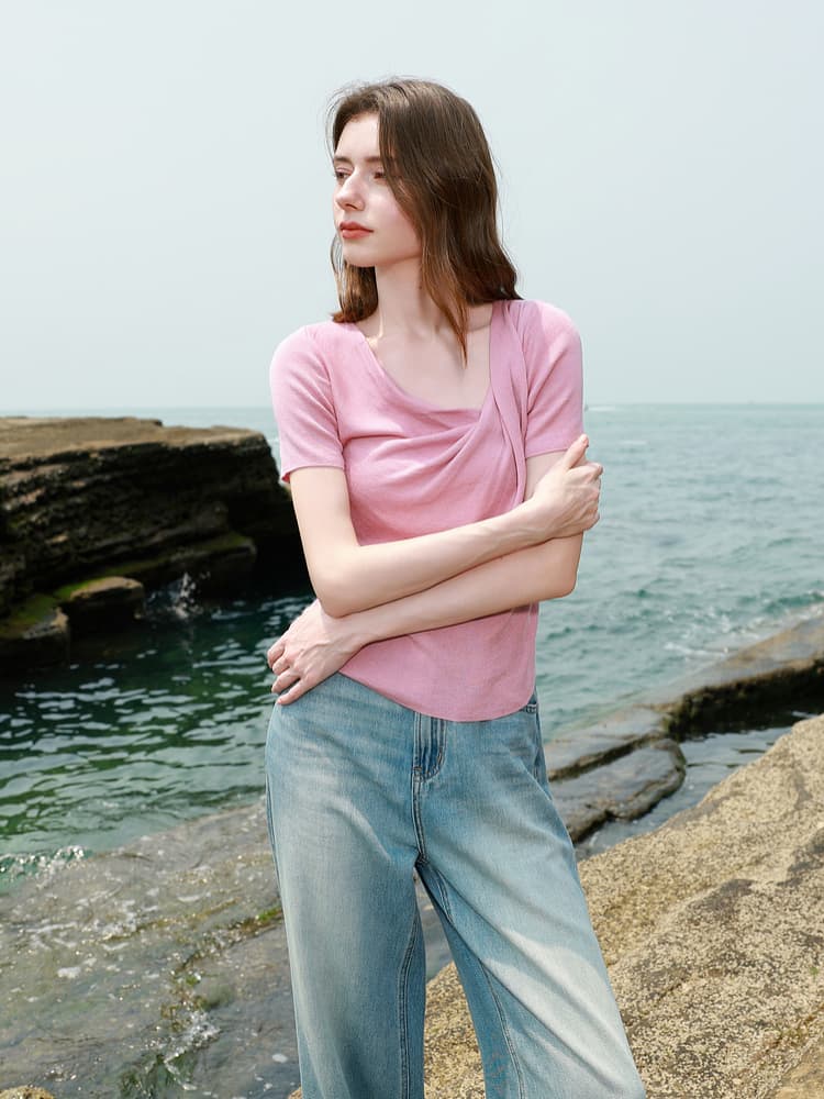 モード系 大人の色気と涼感をまとう｜ドレープネックTシャツ（ピンク／骨格ストレート向け）