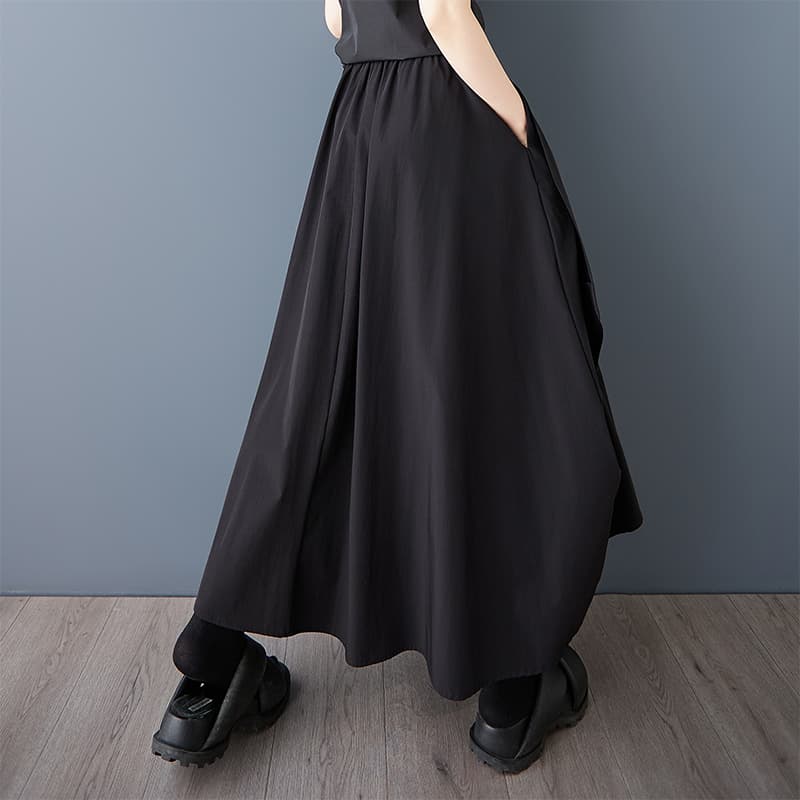 立体タックとボタンが魅せるモードな黒ロングスカート｜体型カバー＆動きのある美シルエット