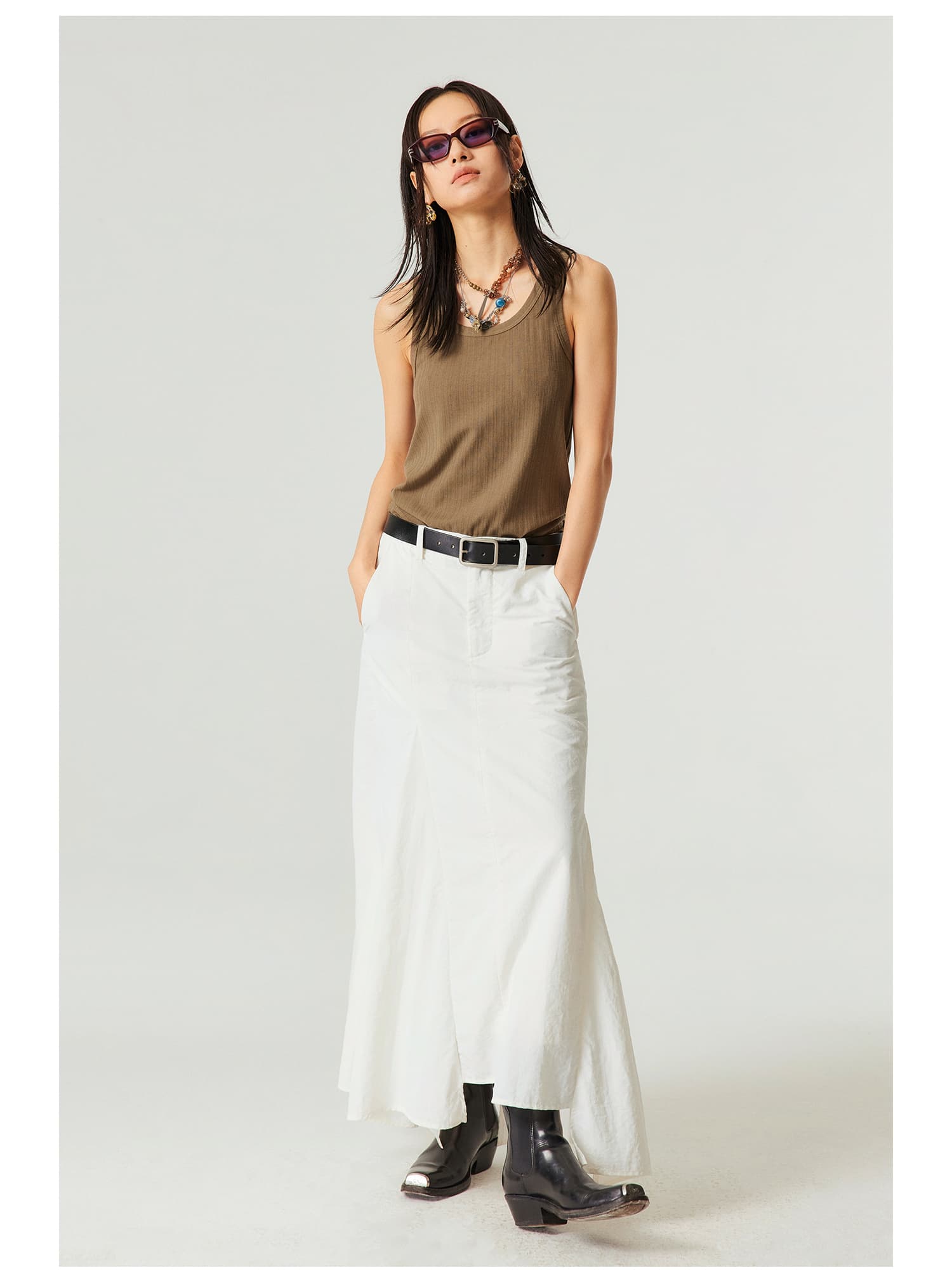 モード系 骨格ストレートに映える｜ナイロン素材のアシンメトリーフィッシュテールスカート（ホワイト／グレー）