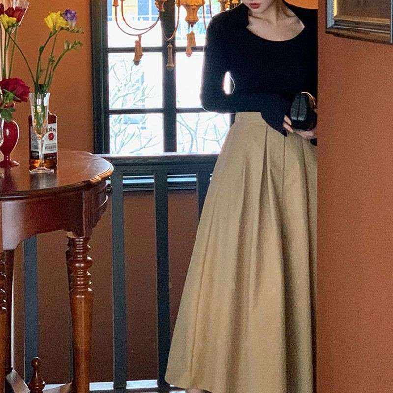 モード系ファッション 優雅なロングフレアスカート