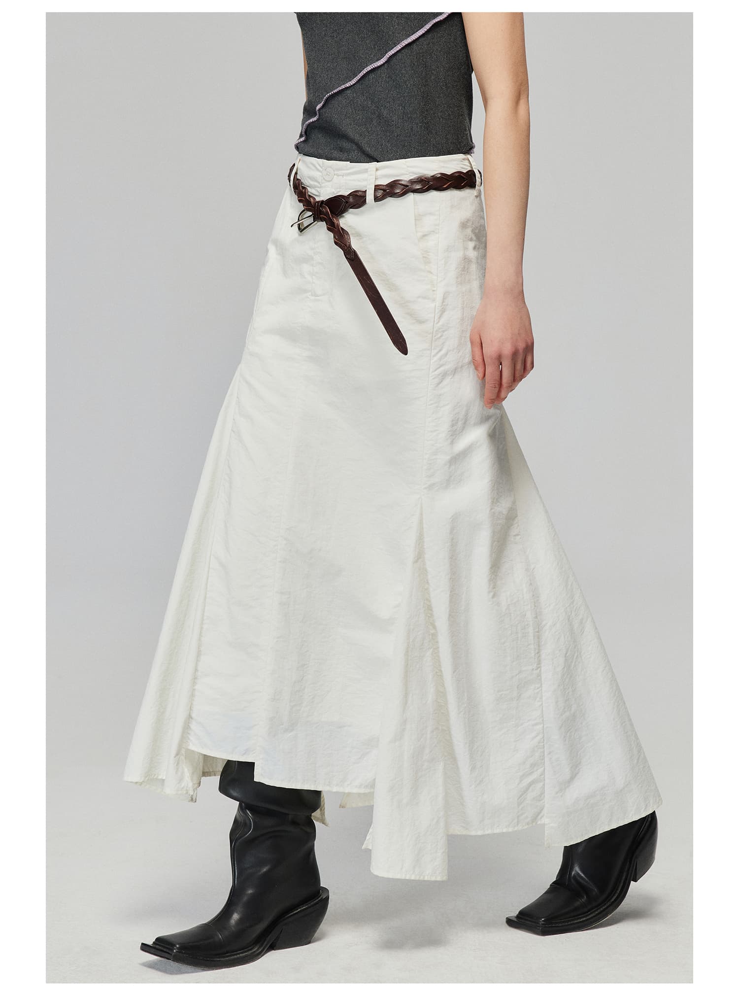 モード系 骨格ストレートに映える｜ナイロン素材のアシンメトリーフィッシュテールスカート（ホワイト／グレー）