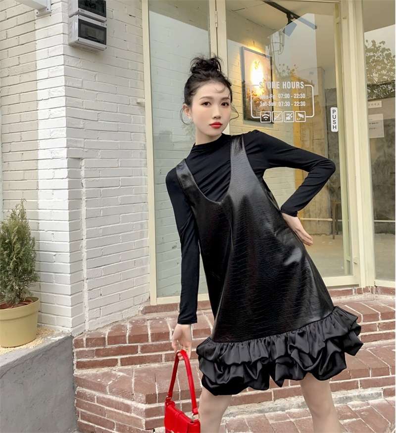 モード系ファッション エレガントな黒ドレープワンピース