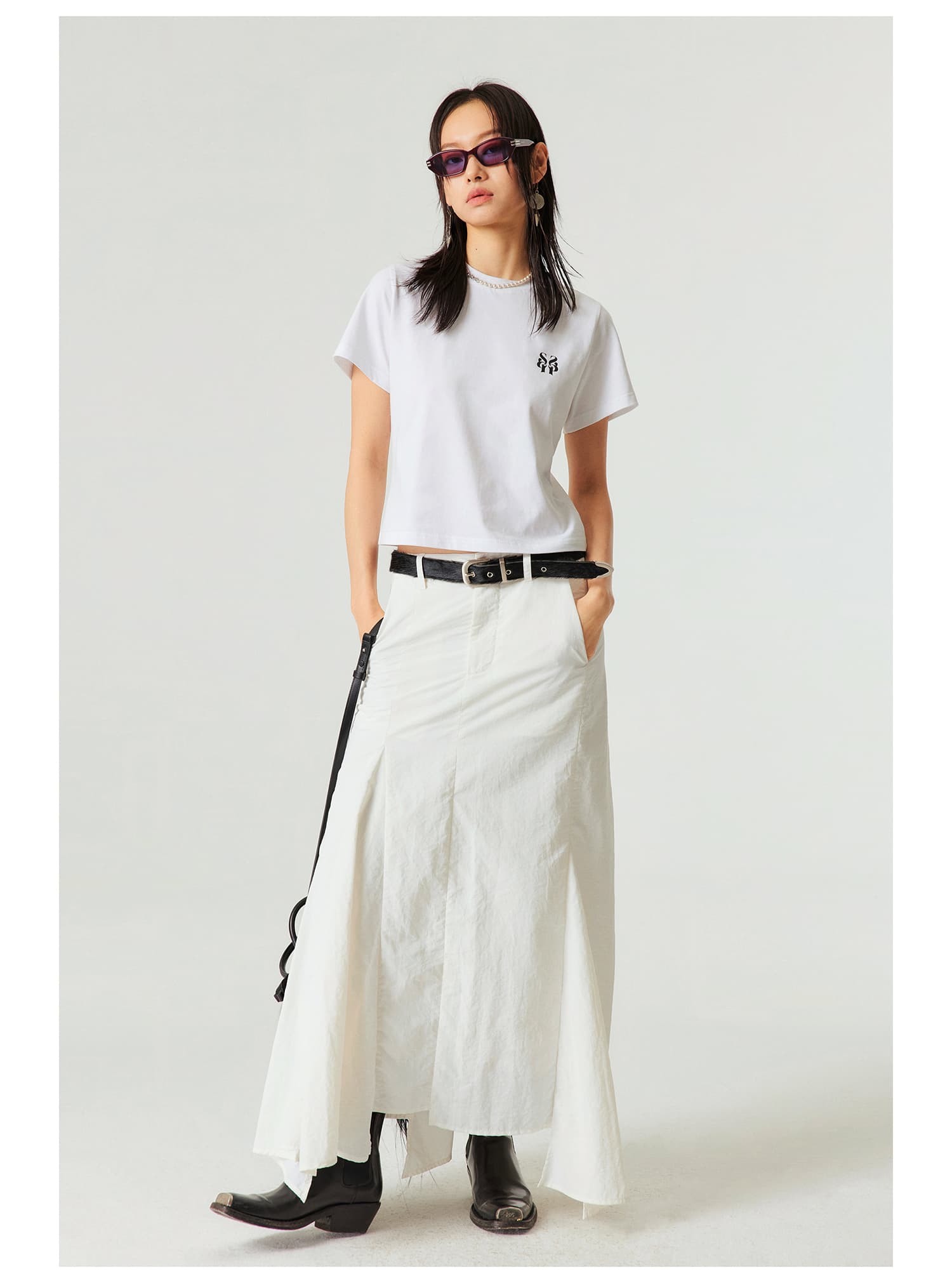 モード系 骨格ストレートに映える｜ナイロン素材のアシンメトリーフィッシュテールスカート（ホワイト／グレー）