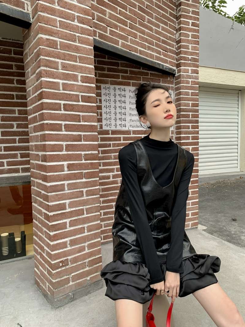 モード系ファッション エレガントな黒ドレープワンピース