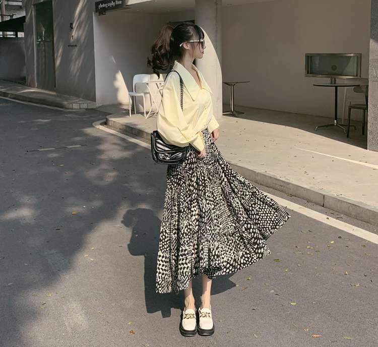 モード系ファッション 軽やかに揺れる大人モード｜モノトーン柄プリーツロングスカート【体型カバー・楽ちんウエスト・S〜XL展開】