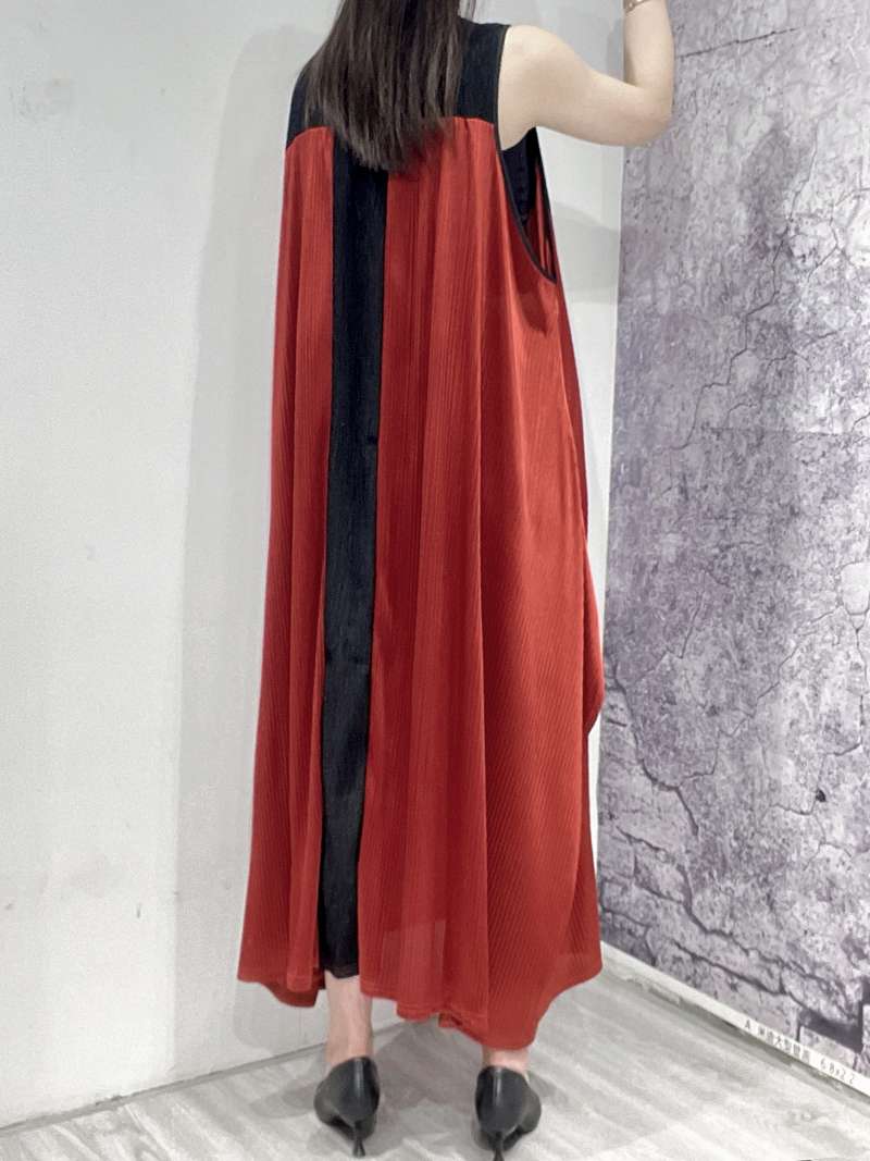 モード系ファッション バイカラープリーツロングワンピース｜美シルエットと存在感で魅せる主役アイテム