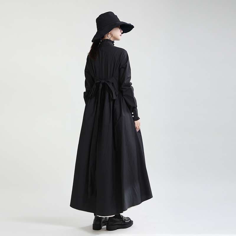 モード系ファッション クラシカルな存在感を放つレイヤードデザインワンピース｜アシンメトリー裾×ハイネック×モードロング丈