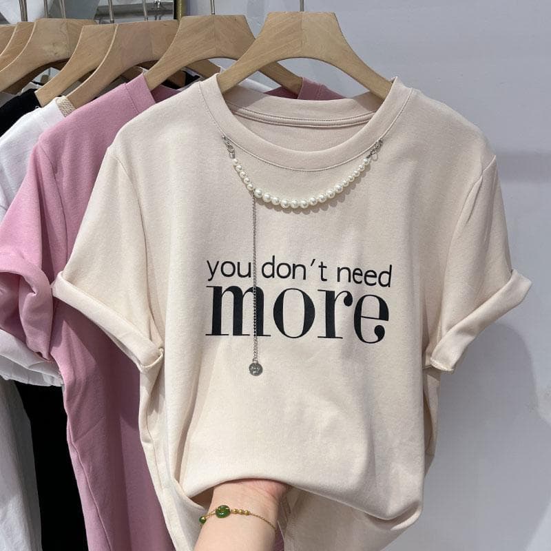 モード系 パールネックレス風デザインが光る、大人のグラフィックTシャツ