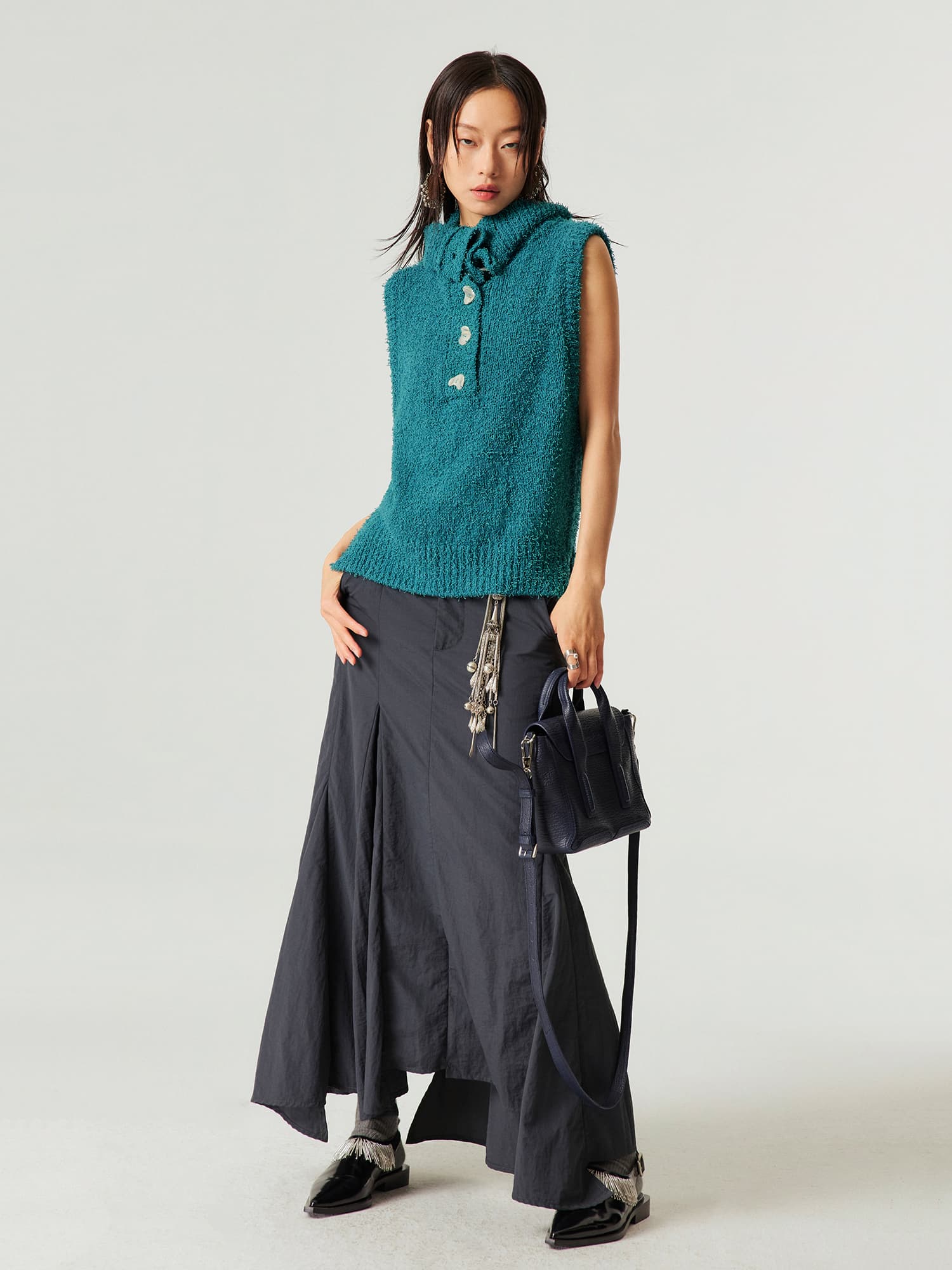 モード系 骨格ストレートに映える｜ナイロン素材のアシンメトリーフィッシュテールスカート（ホワイト／グレー）