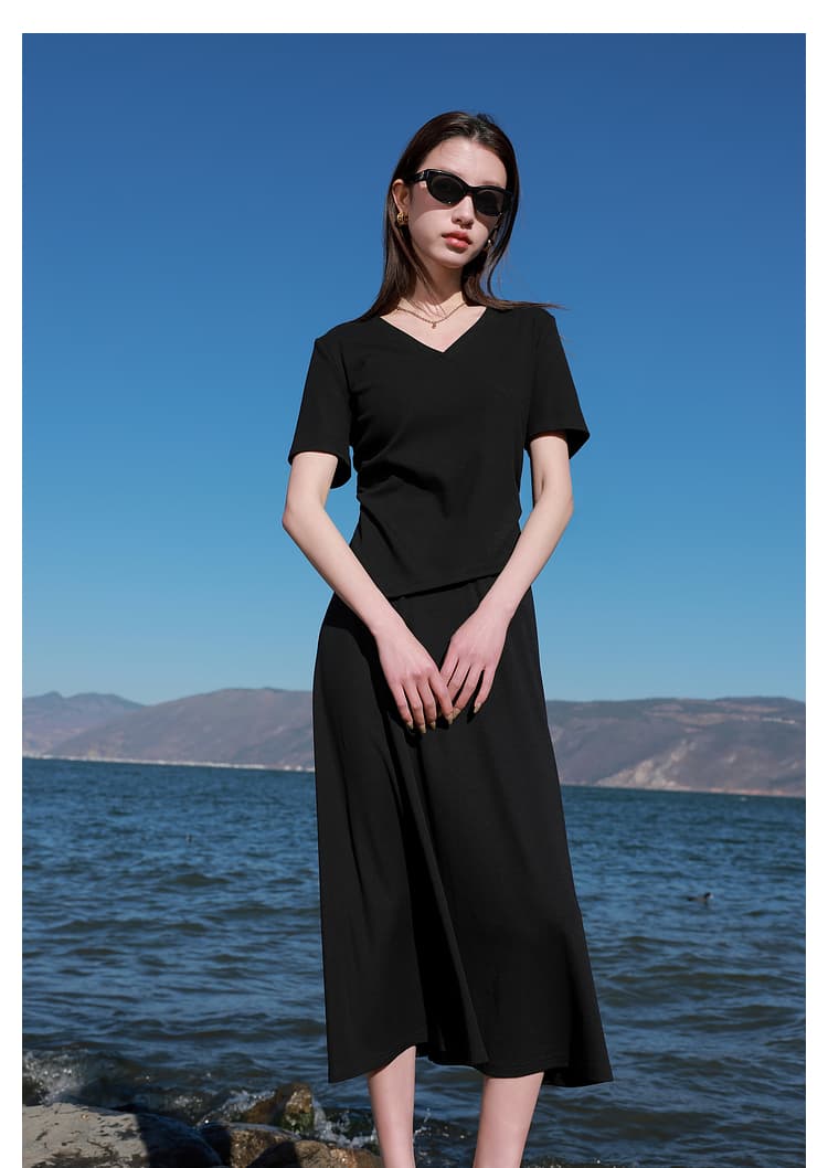 モード系 大人のためのVネックリブトップス｜体型悩みをカバーしながら品よく着られる1枚【骨格ストレート向け】