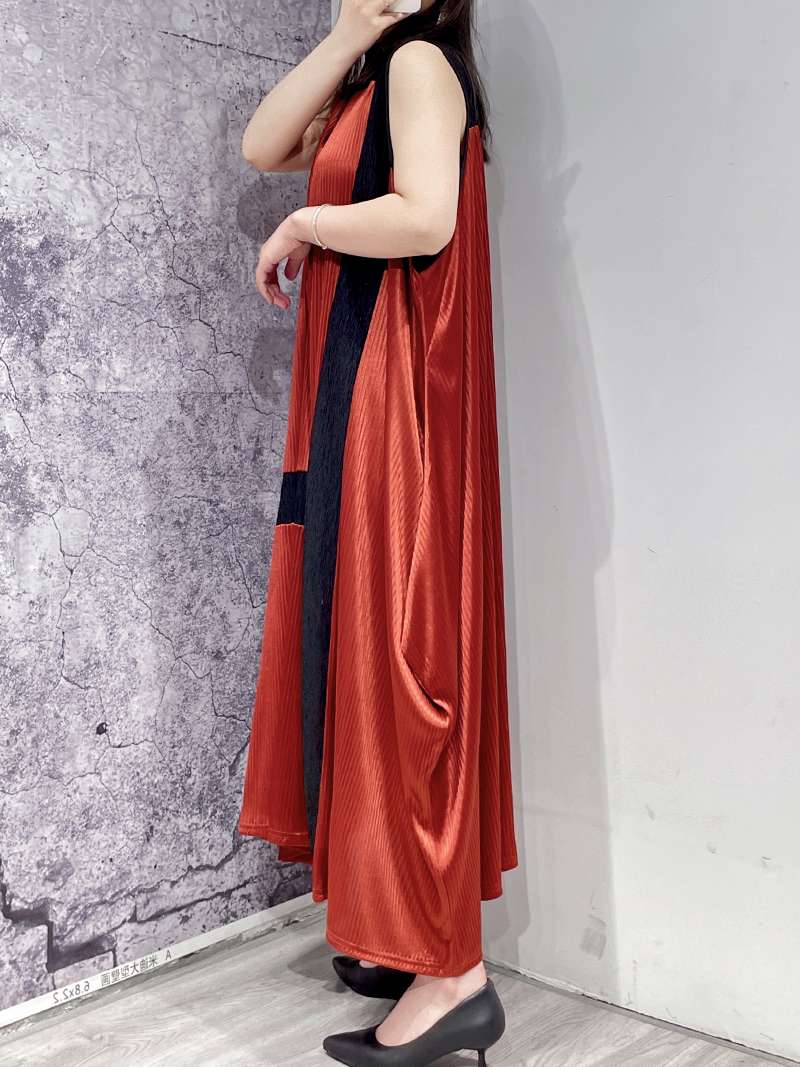 モード系ファッション バイカラープリーツロングワンピース｜美シルエットと存在感で魅せる主役アイテム