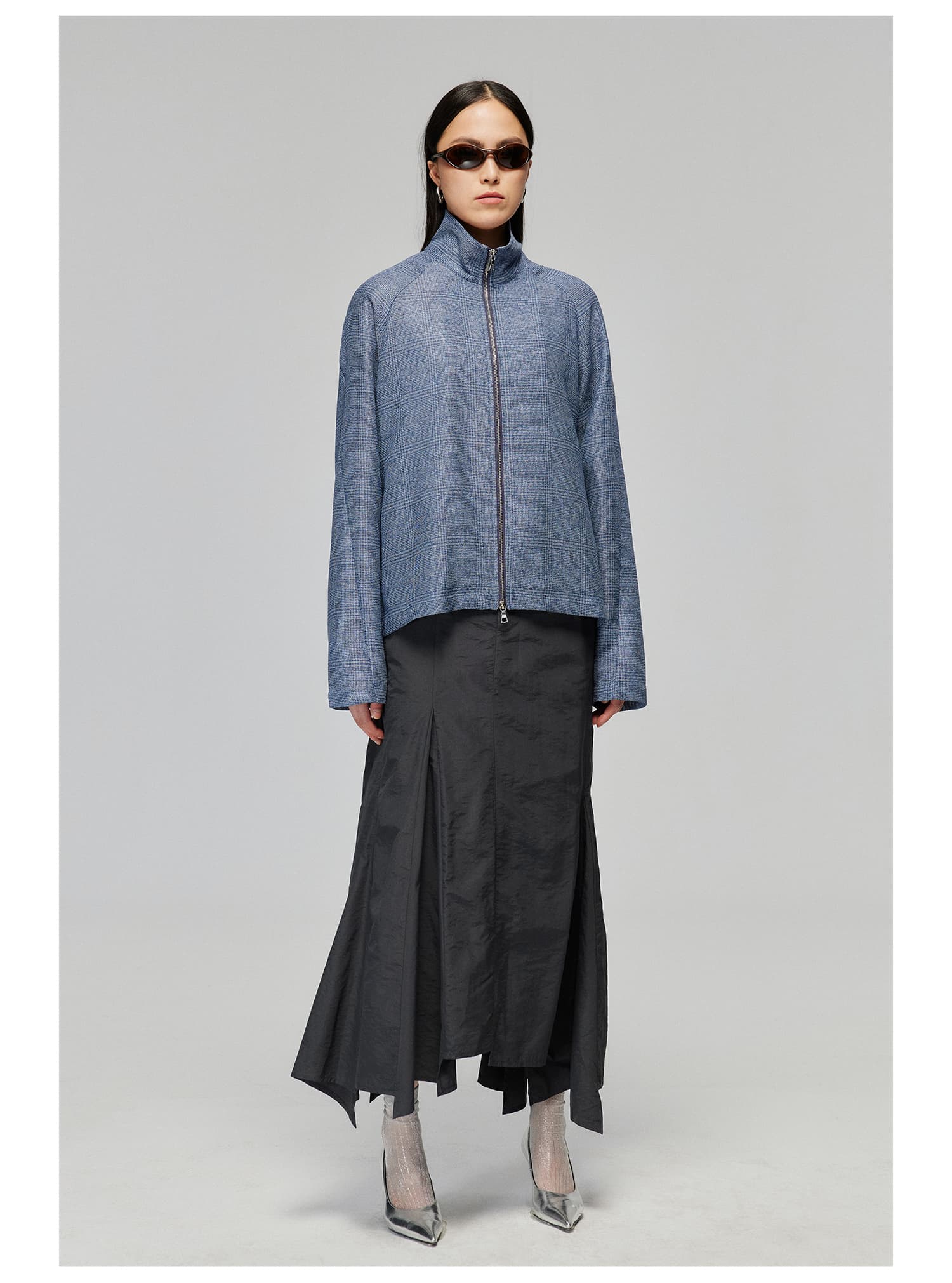 モード系 骨格ストレートに映える｜ナイロン素材のアシンメトリーフィッシュテールスカート（ホワイト／グレー）