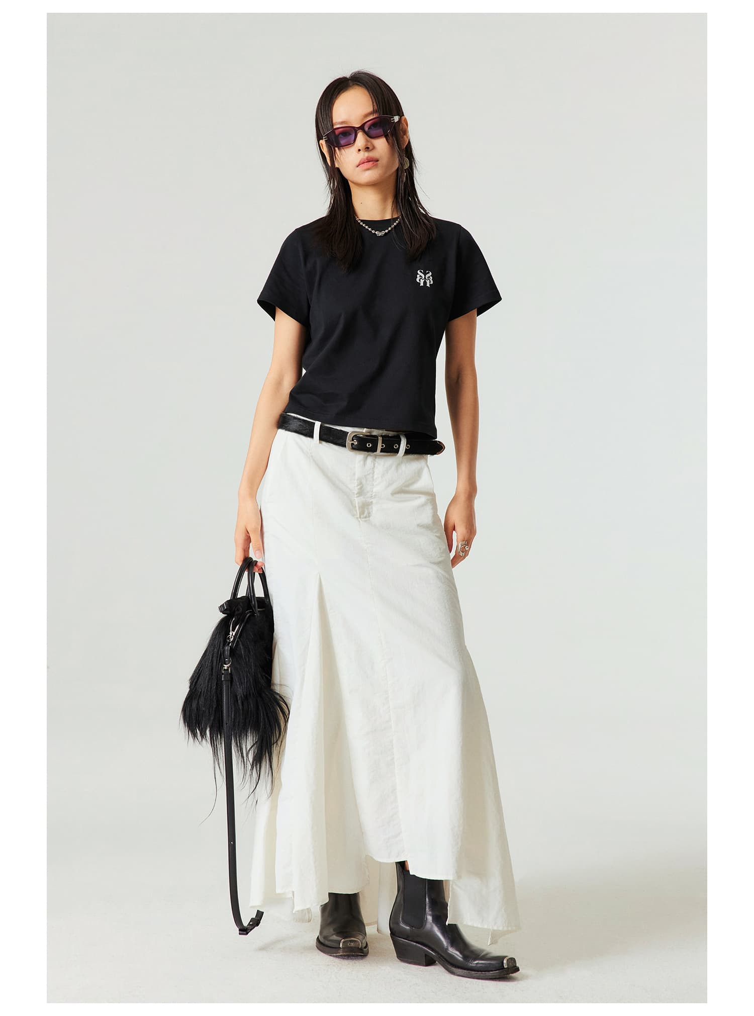 モード系 骨格ストレートに映える｜ナイロン素材のアシンメトリーフィッシュテールスカート（ホワイト／グレー）