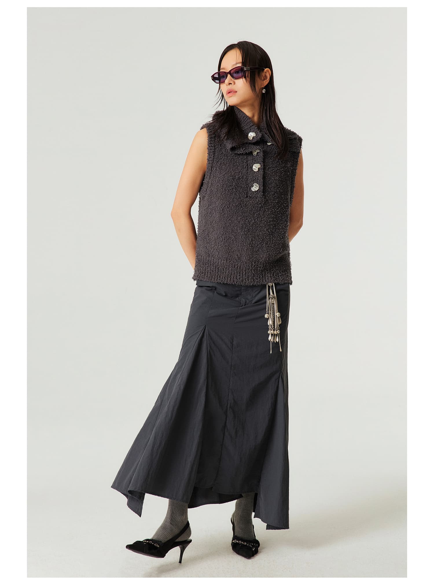 モード系 骨格ストレートに映える｜ナイロン素材のアシンメトリーフィッシュテールスカート（ホワイト／グレー）