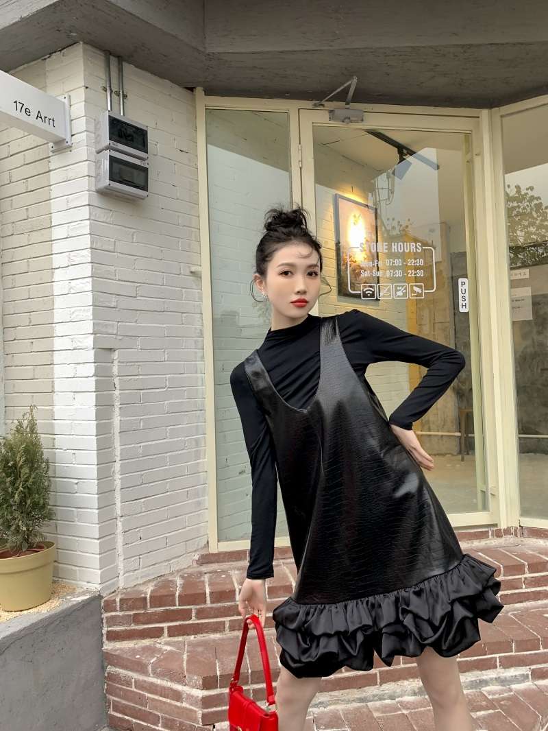 モード系ファッション エレガントな黒ドレープワンピース