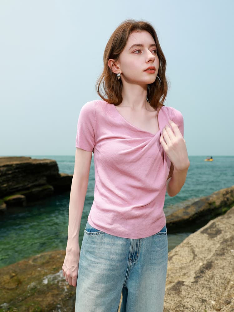 モード系 大人の色気と涼感をまとう｜ドレープネックTシャツ（ピンク／骨格ストレート向け）