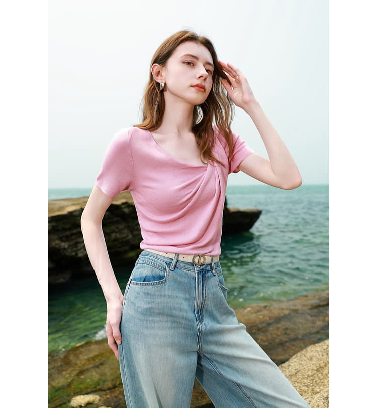 モード系 大人の色気と涼感をまとう｜ドレープネックTシャツ（ピンク／骨格ストレート向け）