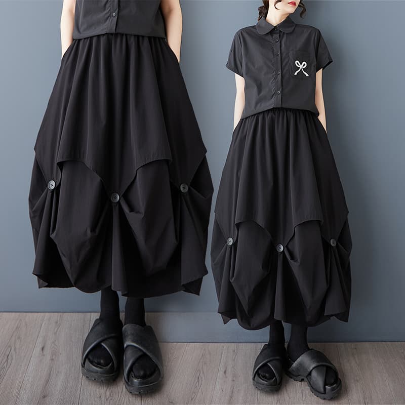立体タックとボタンが魅せるモードな黒ロングスカート｜体型カバー＆動きのある美シルエット