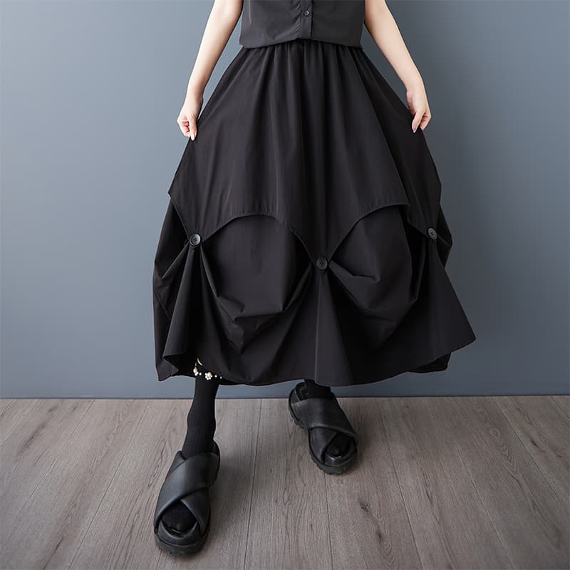 立体タックとボタンが魅せるモードな黒ロングスカート｜体型カバー＆動きのある美シルエット