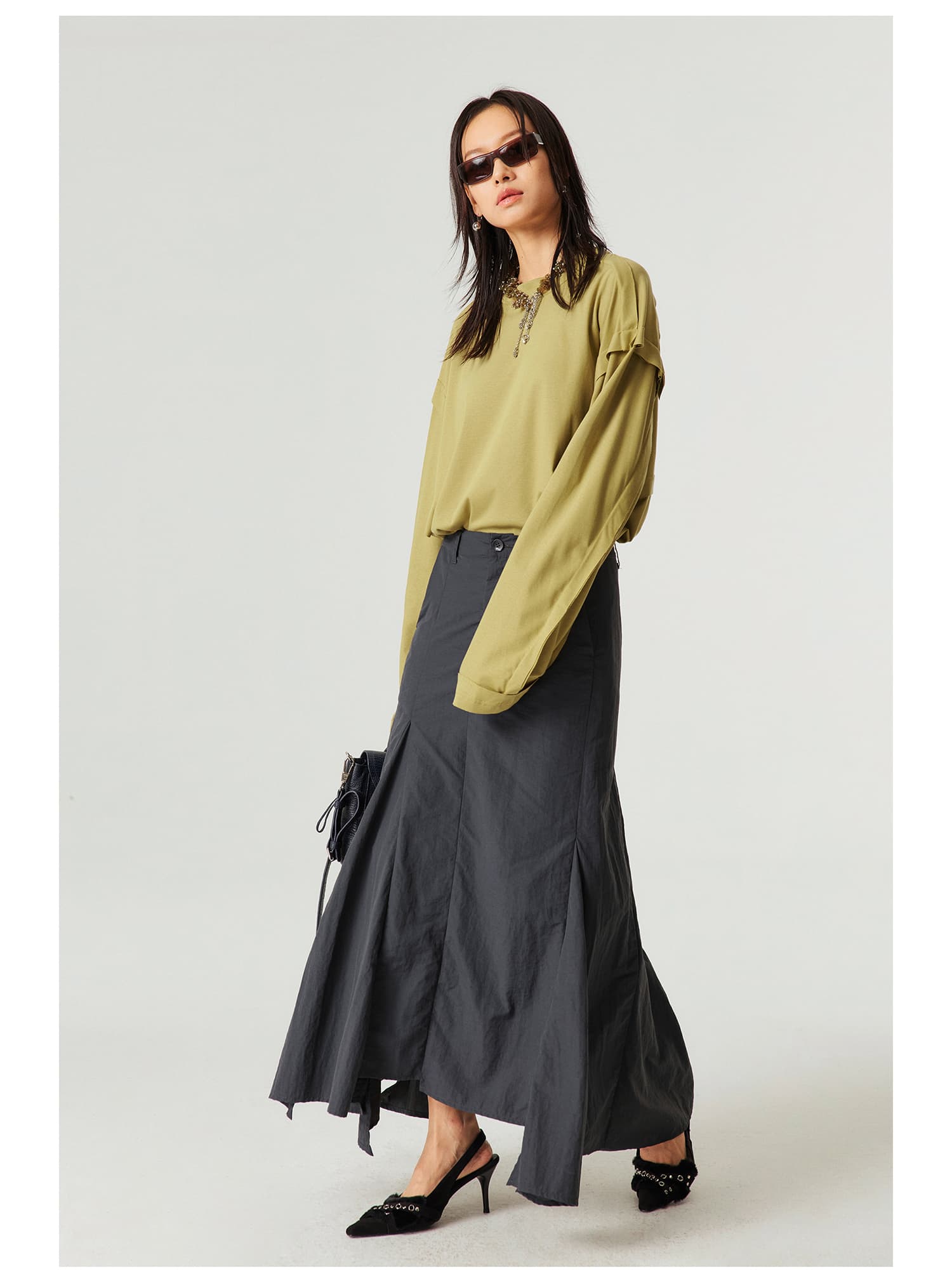 モード系 骨格ストレートに映える｜ナイロン素材のアシンメトリーフィッシュテールスカート（ホワイト／グレー）