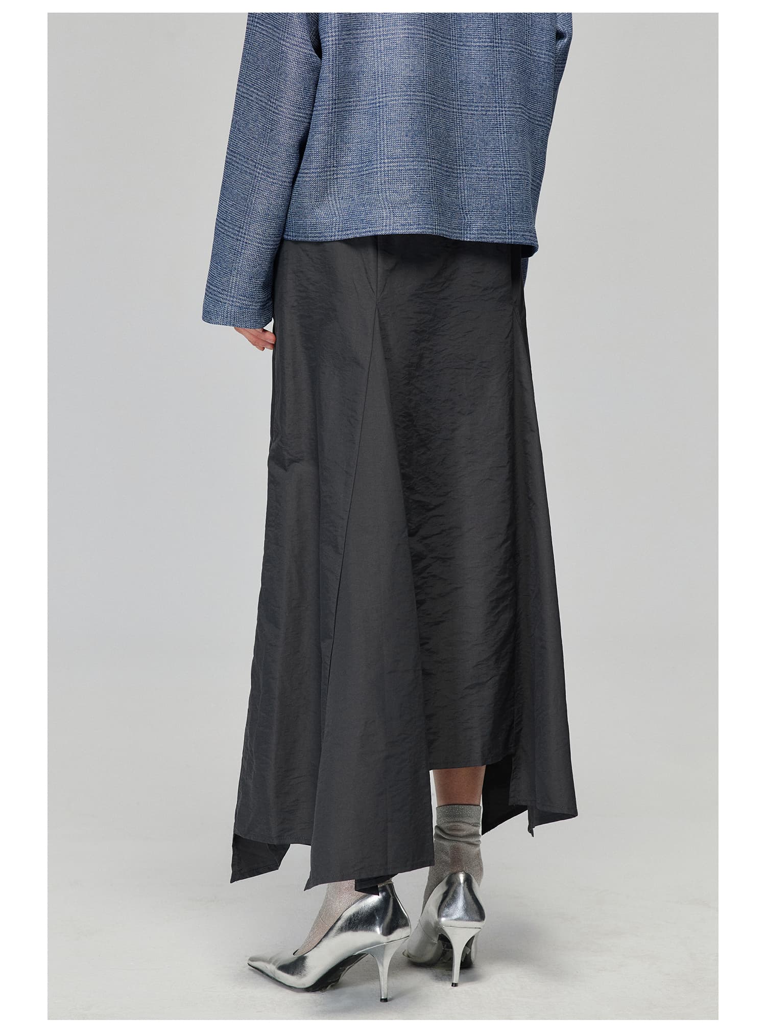 モード系 骨格ストレートに映える｜ナイロン素材のアシンメトリーフィッシュテールスカート（ホワイト／グレー）