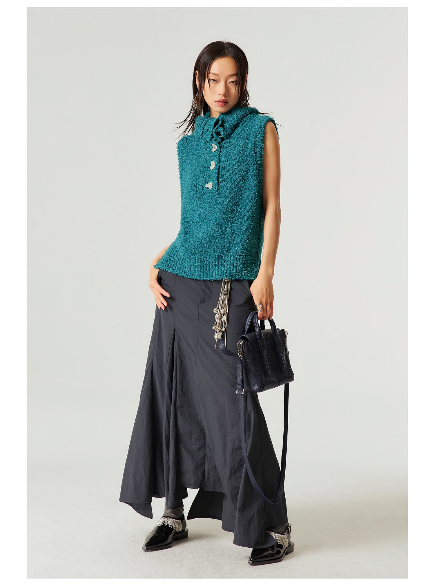 モード系 骨格ストレートに映える｜ナイロン素材のアシンメトリーフィッシュテールスカート（ホワイト／グレー）