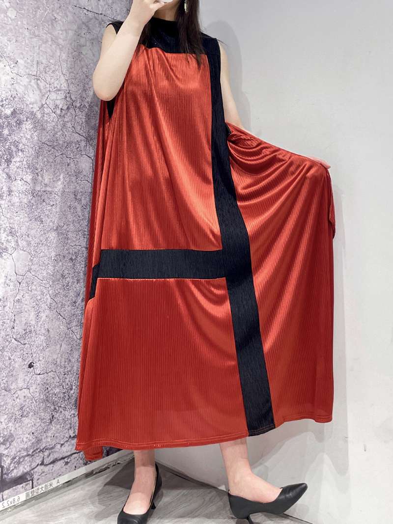 モード系ファッション バイカラープリーツロングワンピース｜美シルエットと存在感で魅せる主役アイテム