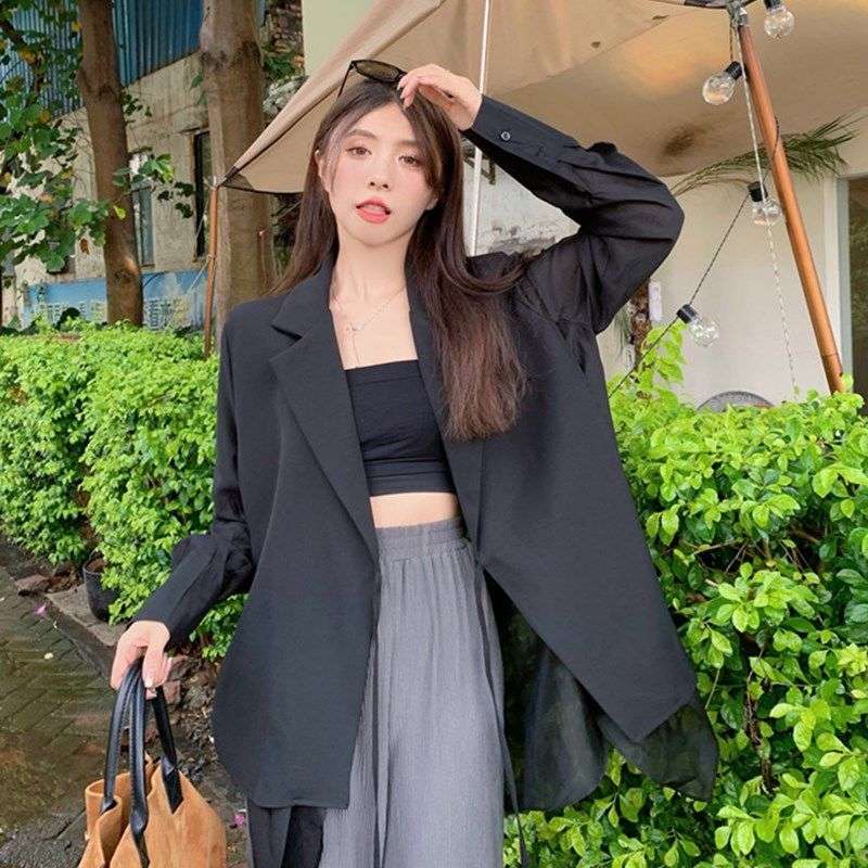 モード系 体型カバーも叶える、涼感アシンメトリーブラウス｜レイヤード風デザイン×フレアスリーブで夏映え確定