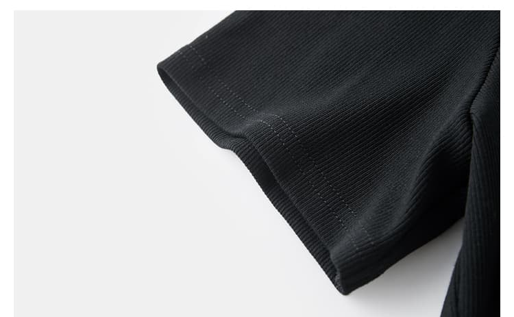 モード系 大人のためのVネックリブトップス｜体型悩みをカバーしながら品よく着られる1枚【骨格ストレート向け】