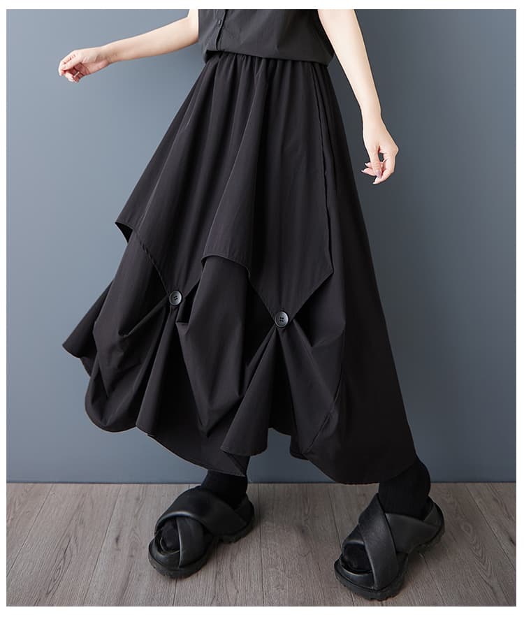 立体タックとボタンが魅せるモードな黒ロングスカート｜体型カバー＆動きのある美シルエット
