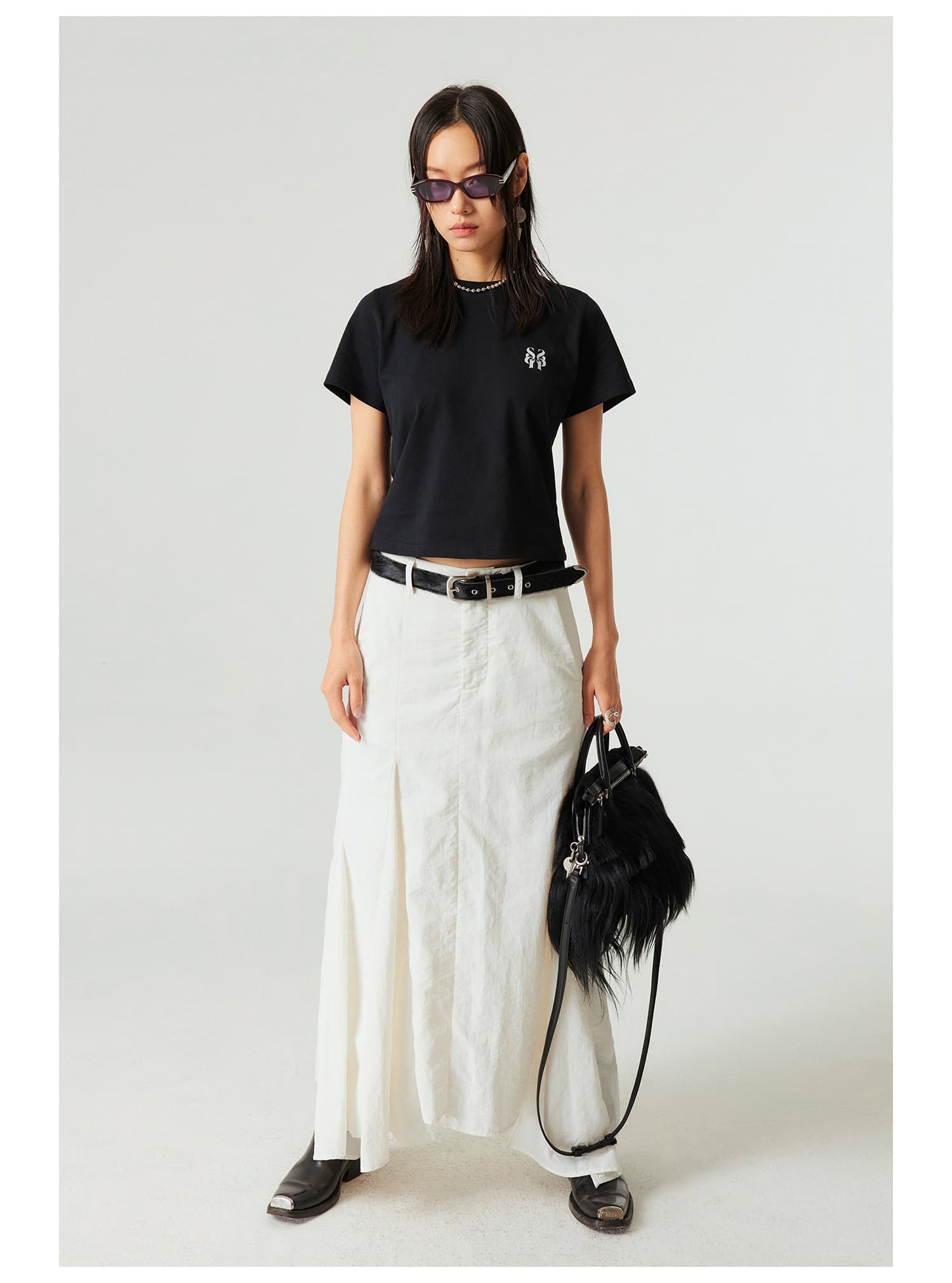 モード系 骨格ストレートに映える｜ナイロン素材のアシンメトリーフィッシュテールスカート（ホワイト／グレー）