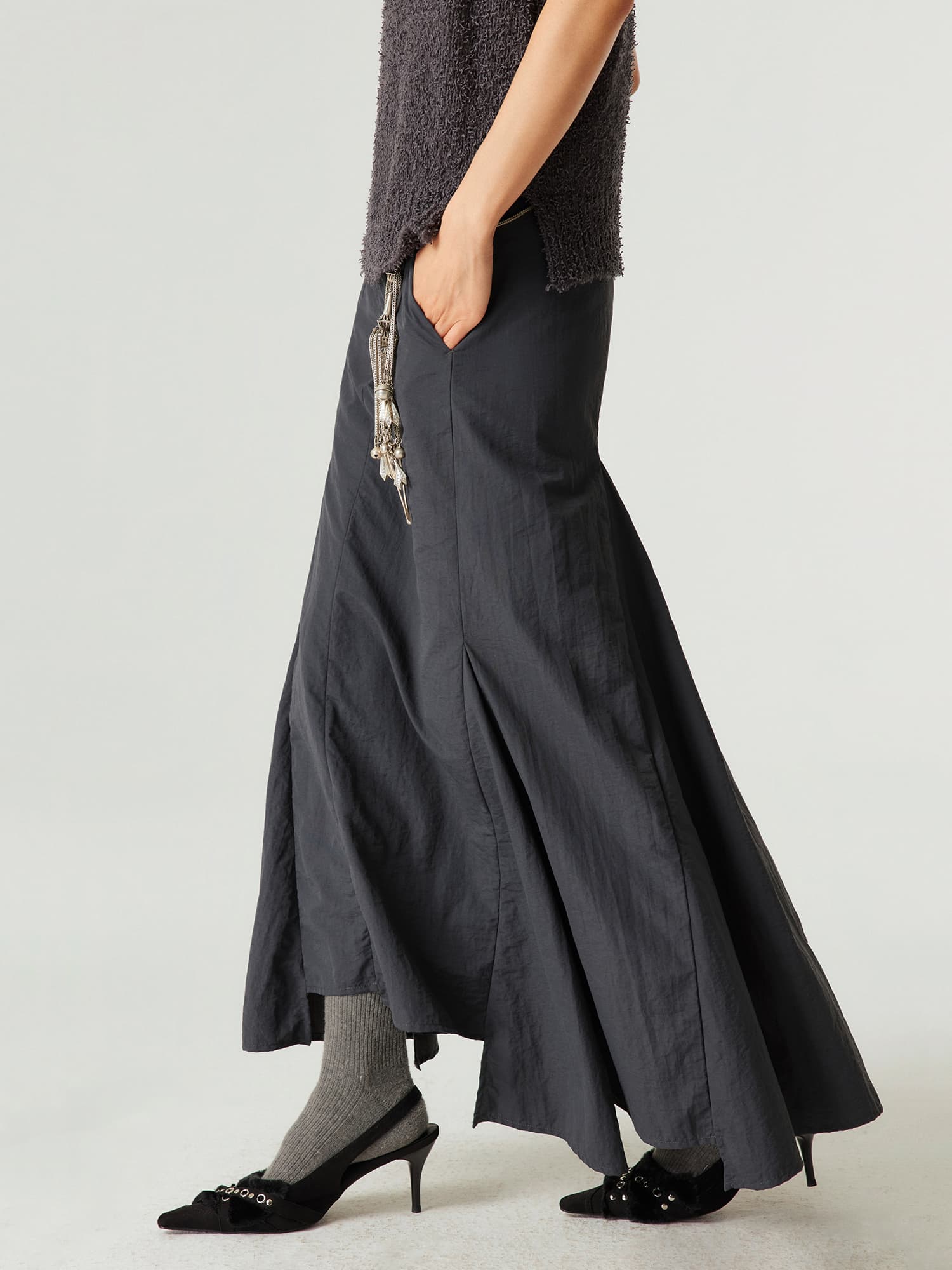 モード系 骨格ストレートに映える｜ナイロン素材のアシンメトリーフィッシュテールスカート（ホワイト／グレー）