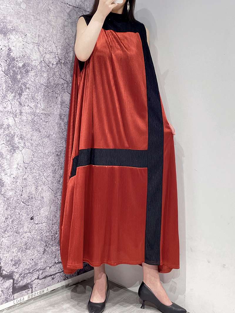 モード系ファッション バイカラープリーツロングワンピース｜美シルエットと存在感で魅せる主役アイテム