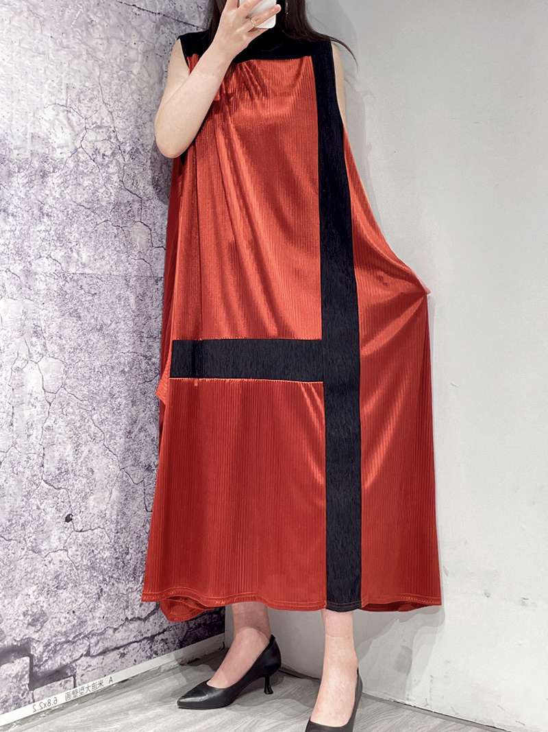 モード系ファッション バイカラープリーツロングワンピース｜美シルエットと存在感で魅せる主役アイテム