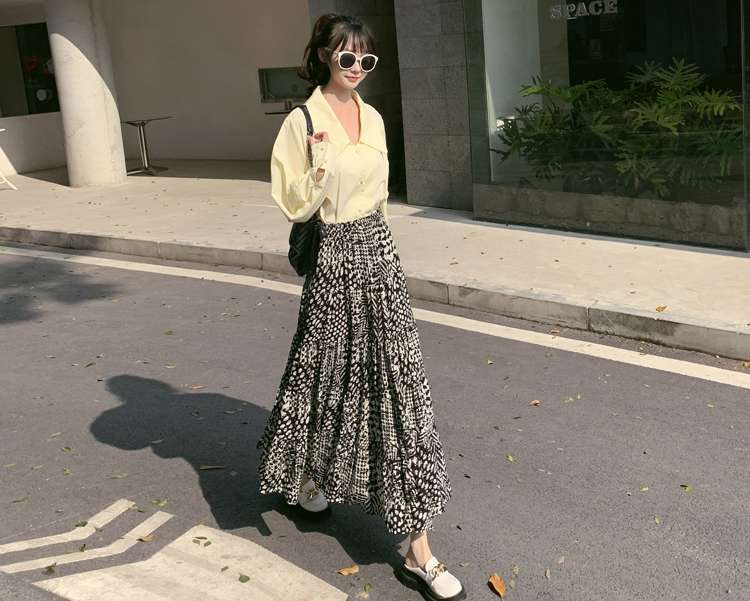 モード系ファッション 軽やかに揺れる大人モード｜モノトーン柄プリーツロングスカート【体型カバー・楽ちんウエスト・S〜XL展開】