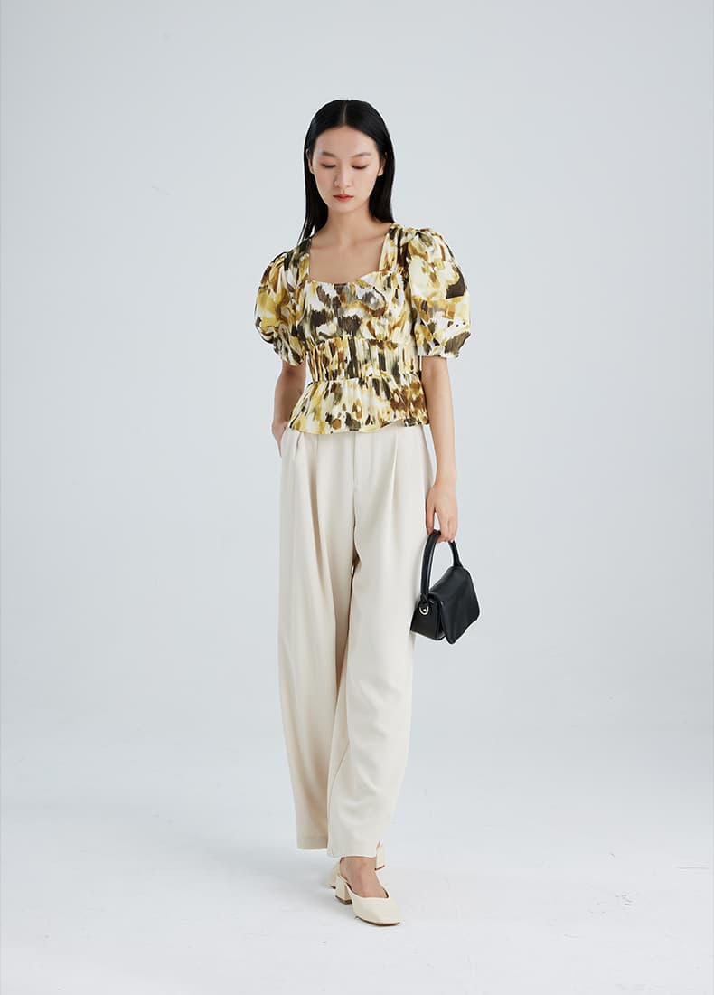 モード系 骨格ストレートにも似合う華やかブラウス｜スクエアネック×ギャザーデザイン