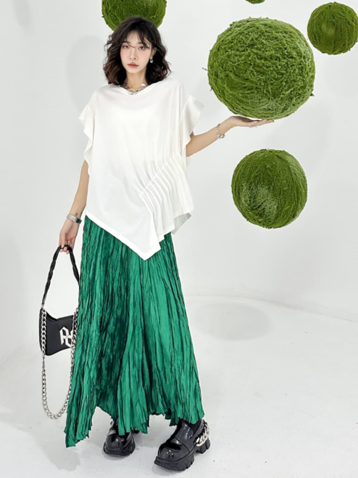 モード系アシンメトリータックTシャツ｜シルエット美×大人カジュアル