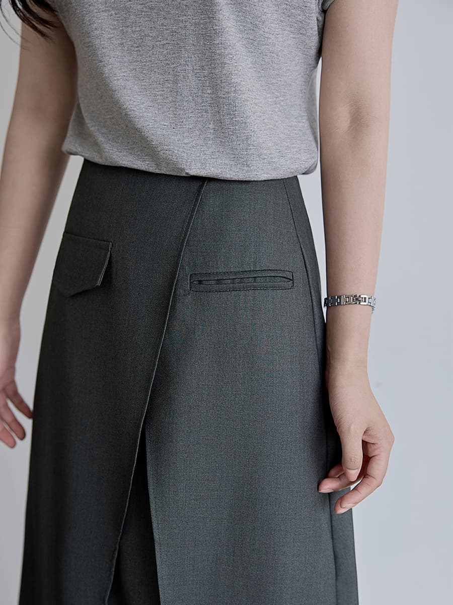 モード系 タック風フロントデザインで縦ライン強調｜骨格ストレートに映えるミディスカート【高見えグレーカラー】